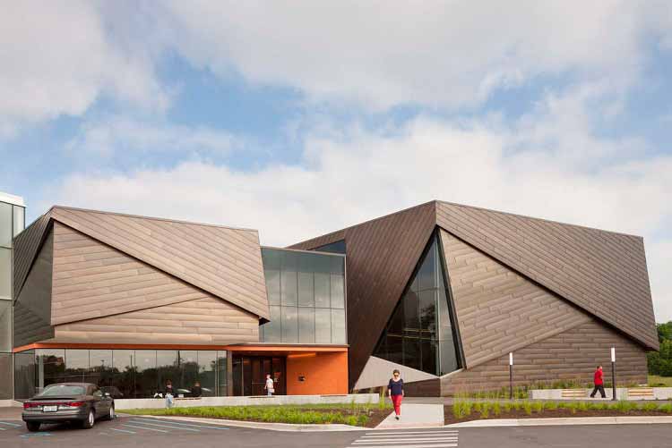 La moderna fachada de una biblioteca pública en Louisville