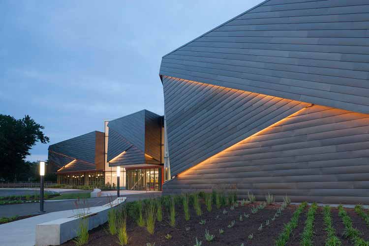 La moderna fachada de una biblioteca pública en Louisville