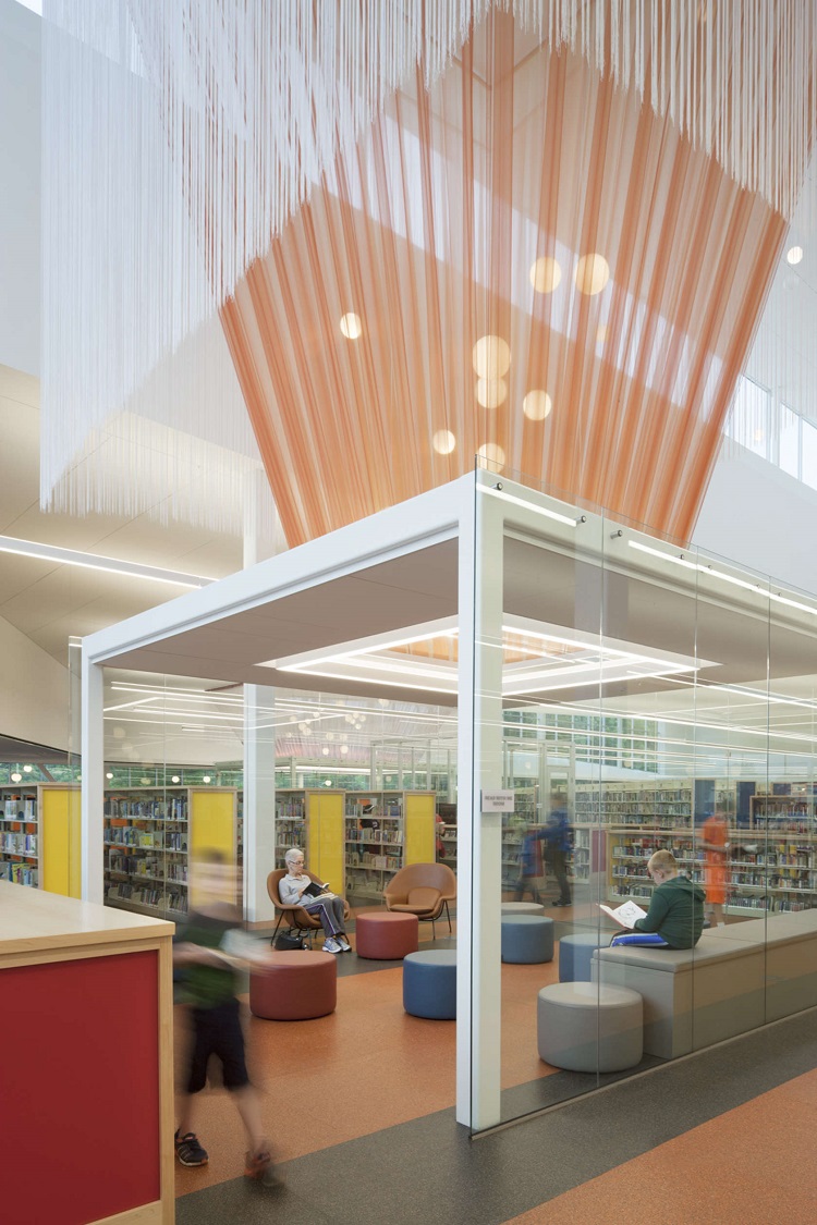 La moderna fachada de una biblioteca pública en Louisville