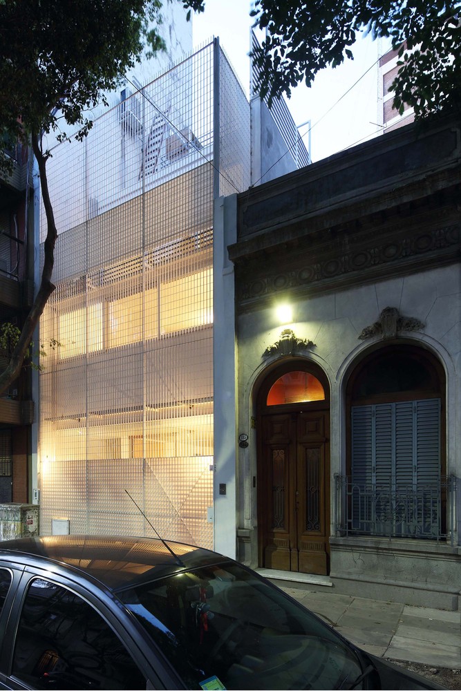 Una vivienda familiar en Parque Centenario muestra su iluminación y arquitectura