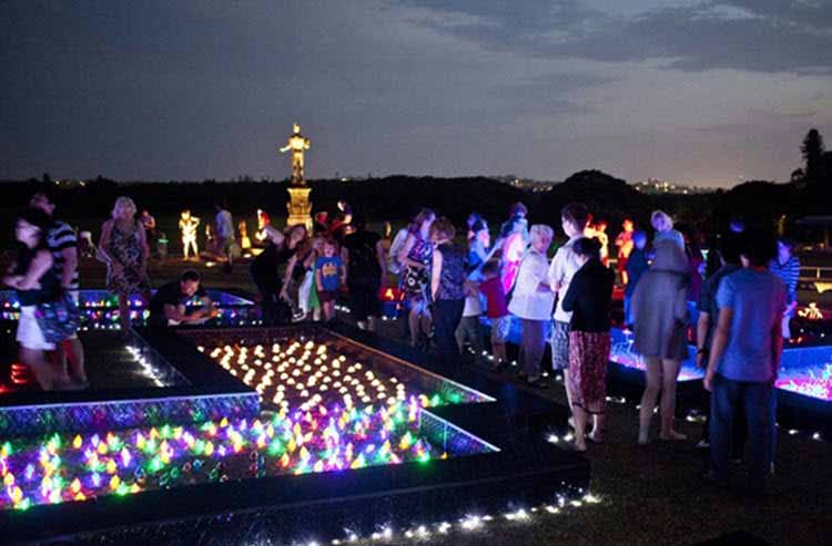 Una instalación artística a base de luminarias LED en un parque 