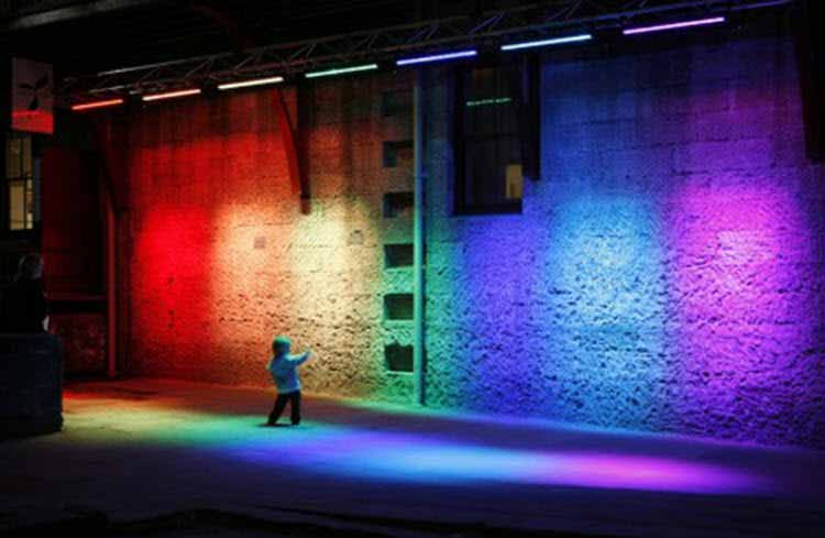 Una instalación artística a base de luminarias LED en un parque 