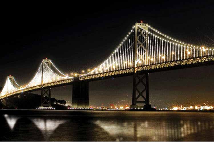 El puente de la bahía de San Francisco se convierte en una gran escultura LED