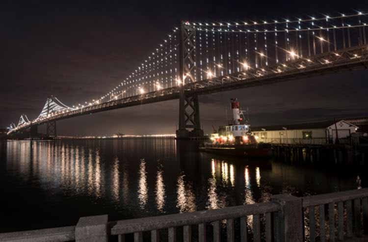 El puente de la bahía de San Francisco se convierte en una gran escultura LED