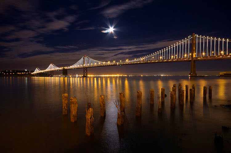 El puente de la bahía de San Francisco se convierte en una gran escultura LED