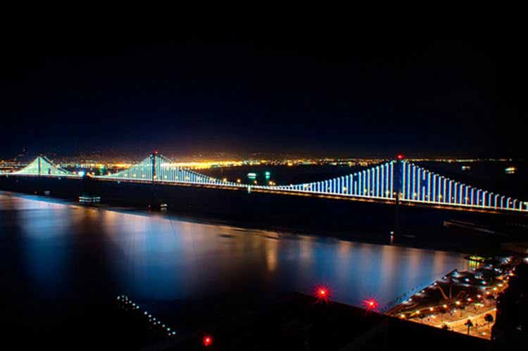 El puente de la bahía de San Francisco se convierte en una gran escultura LED