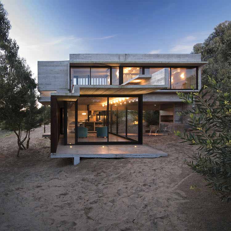 Una casa en Bariloche muestra su arquitectura y diseño en un ambiente único