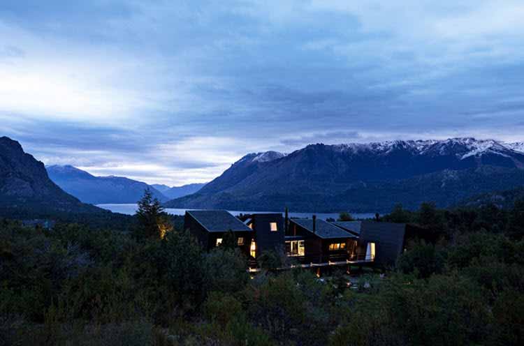 Una casa en Bariloche muestra su arquitectura y diseño en un ambiente único
