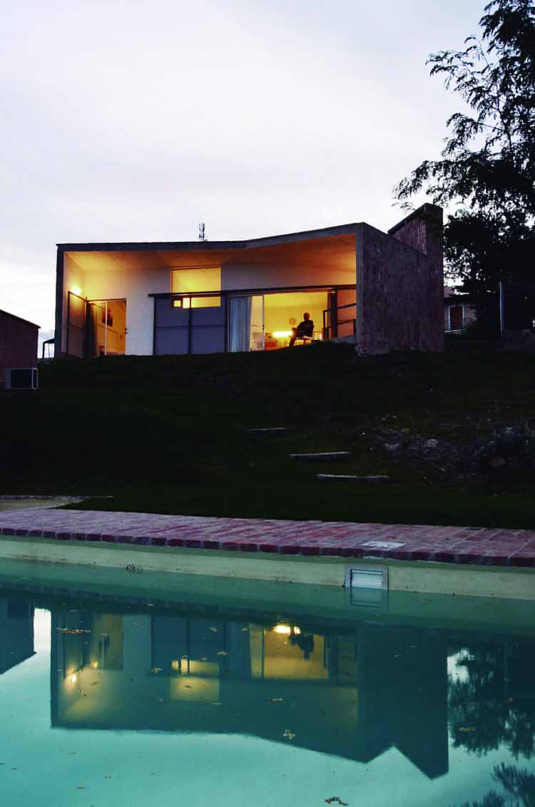 Un complejo de casas en Córdoba muestra su diseño e iluminación