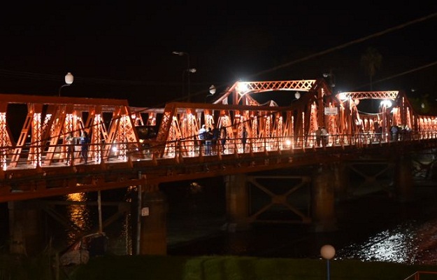 Con una celebración abierta al público se inauguró la nueva iluminación del puente Méndez Casariego