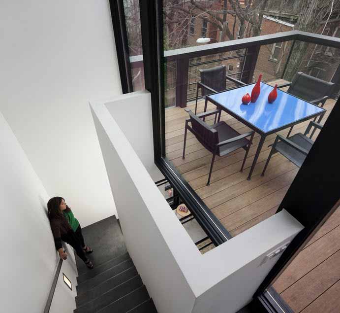 Una casa con un diseño único que juega con yuxtaposición de sus elementos