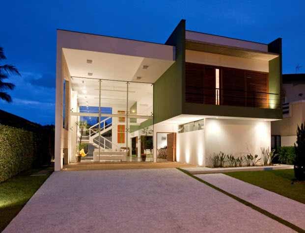 Una casa con una arquitectura sorprendente se ilumina a la perfección