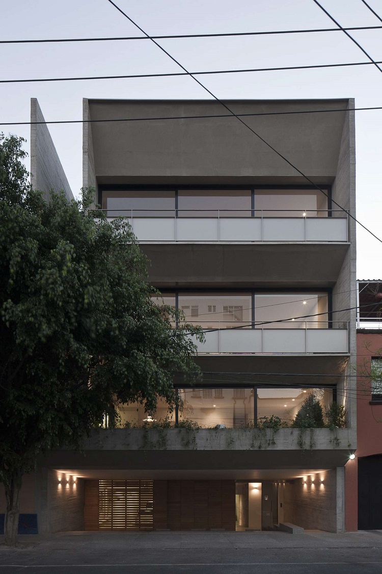 Un edificio de departamentos abrazado por la naturaleza en México DF