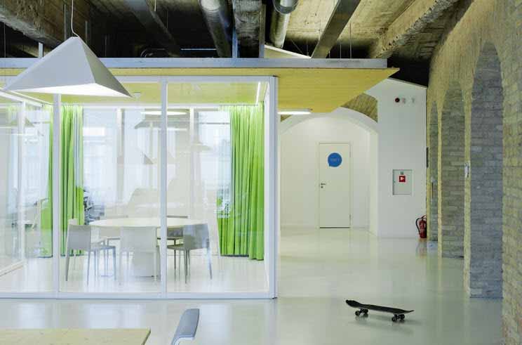 Oficinas llenas de luz, de diseño moderno y con muebles a medida