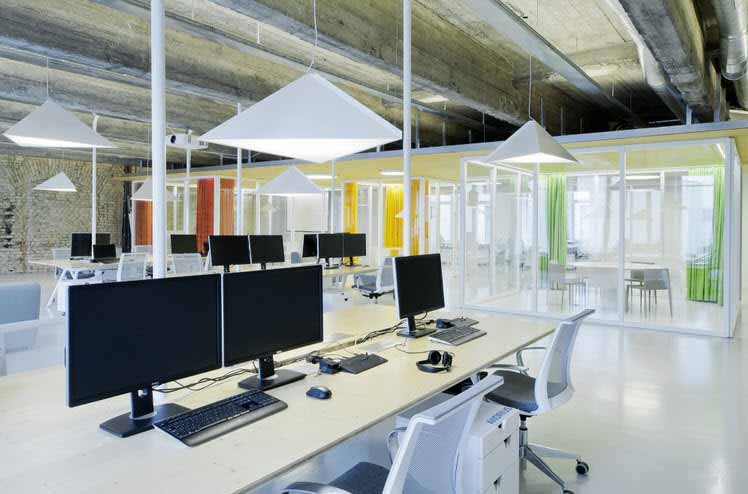 Oficinas llenas de luz, de diseño moderno y con muebles a medida