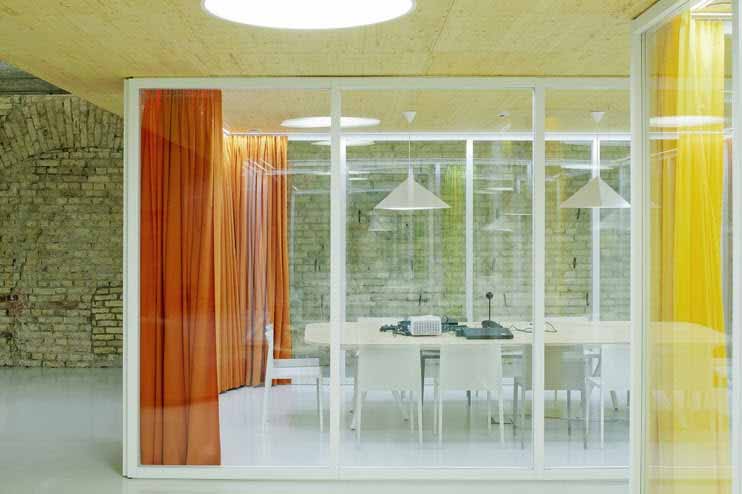 Oficinas llenas de luz, de diseño moderno y con muebles a medida