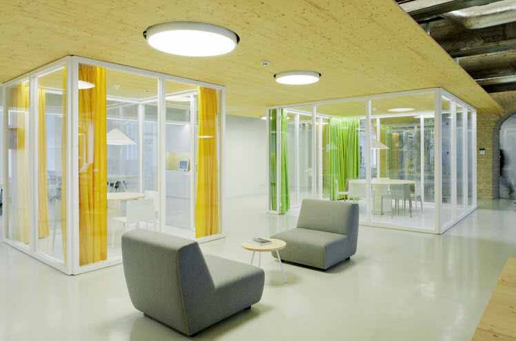 Oficinas llenas de luz, de diseño moderno y con muebles a medida