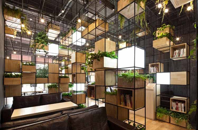Vigas de acero y plantas dan forma a una cafeteria