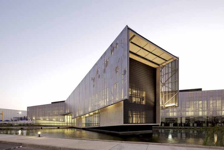 Un edificio para una empresa farmaceútica en Chile muestra su moderno diseño e iluminación