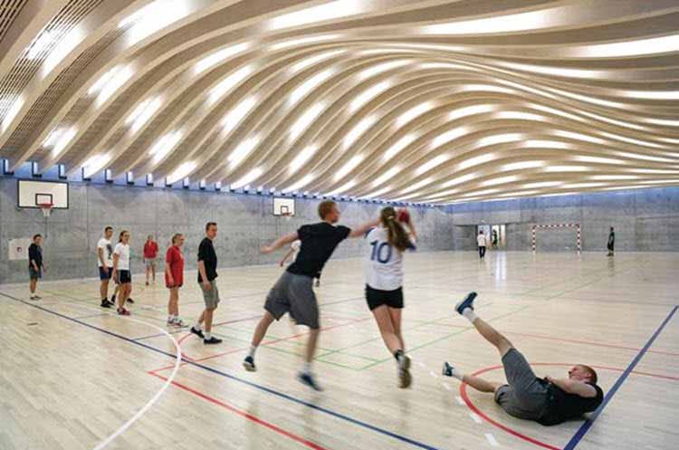 Sorprendente diseño de iluminación para el gimnasio de una escuela