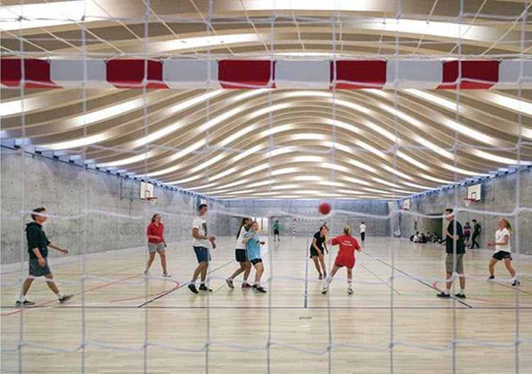 Sorprendente diseño de iluminación para el gimnasio de una escuela
