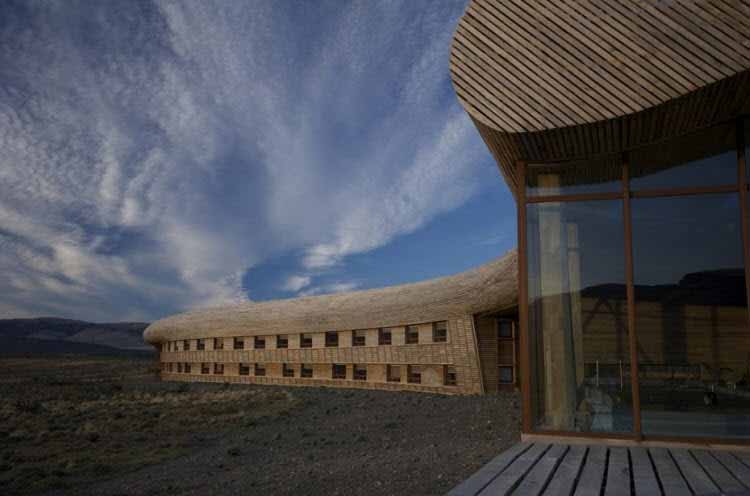 Un hotel con una arquitectura única en Chile se ilumina con calidez y armonía