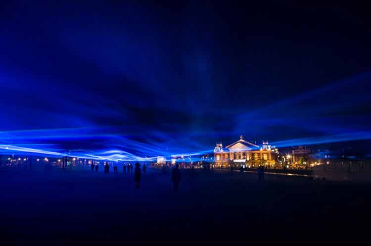 El artista Dan Roosegarde llena de luz el Museum Square de Amsterdam