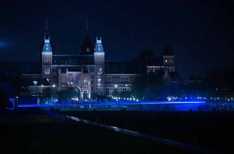 El artista Dan Roosegarde llena de luz el Museum Square de Amsterdam