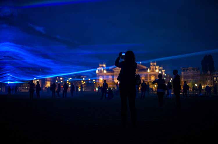 El artista Dan Roosegarde llena de luz el Museum Square de Amsterdam