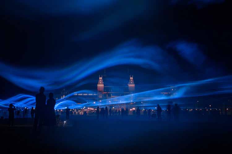 El artista Dan Roosegarde llena de luz el Museum Square de Amsterdam