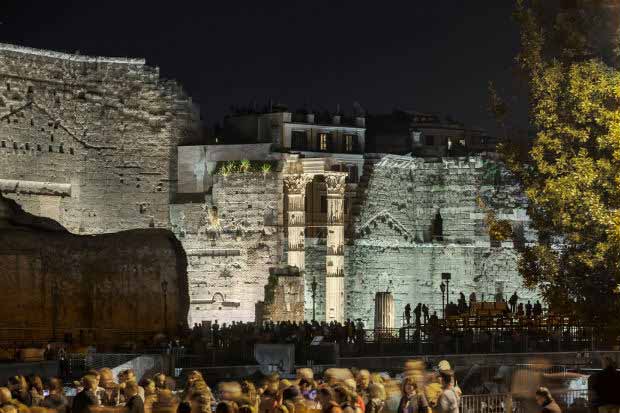 Los antiguos foros romanos inauguraron su nueva e increíble iluminación