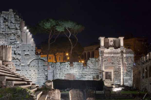 Los antiguos foros romanos inauguraron su nueva e increíble iluminación