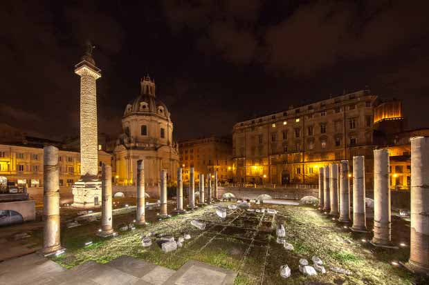 Los antiguos foros romanos inauguraron su nueva e increíble iluminación