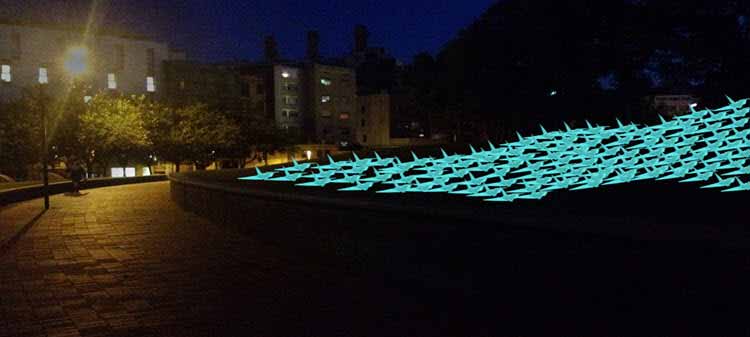 Una puesta de iluminación en Barcelona llena de grullas la ciudad