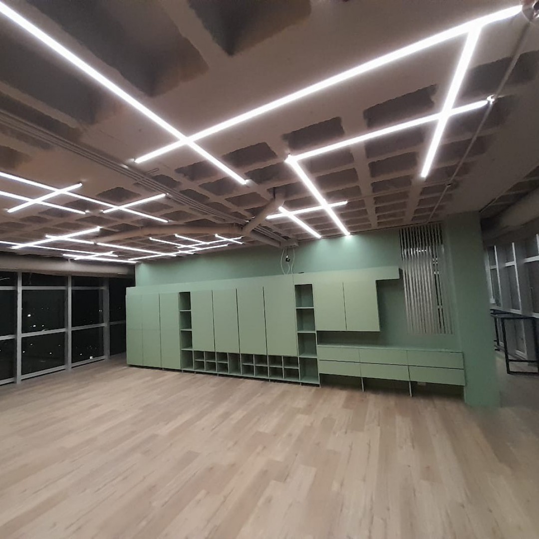 Cómo iluminar techos con vigas y techos altos