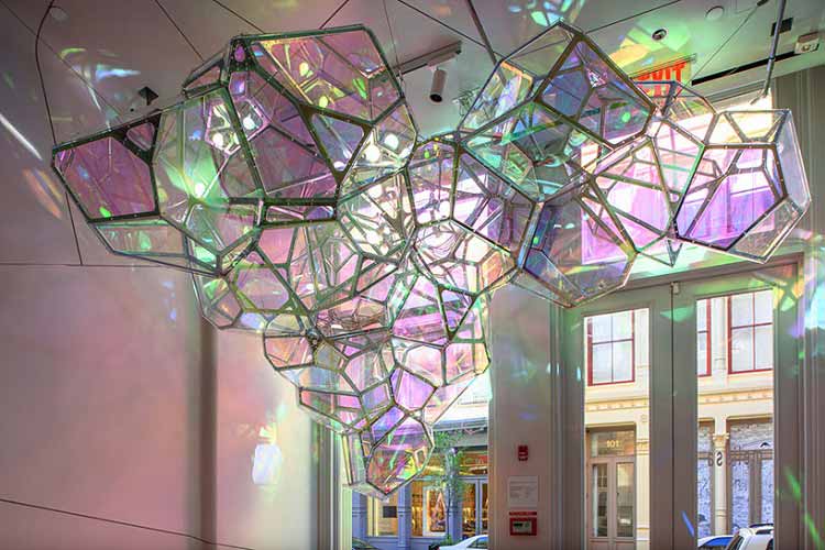 SOFTlab crea una instalación de luz cristalizada para Melissa en Nueva York