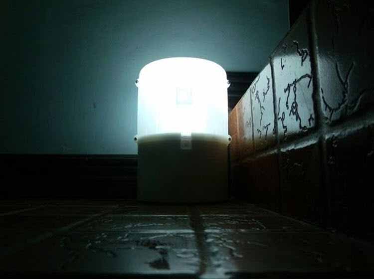 Increíble lámpara de LED que funciona a base de agua y sal