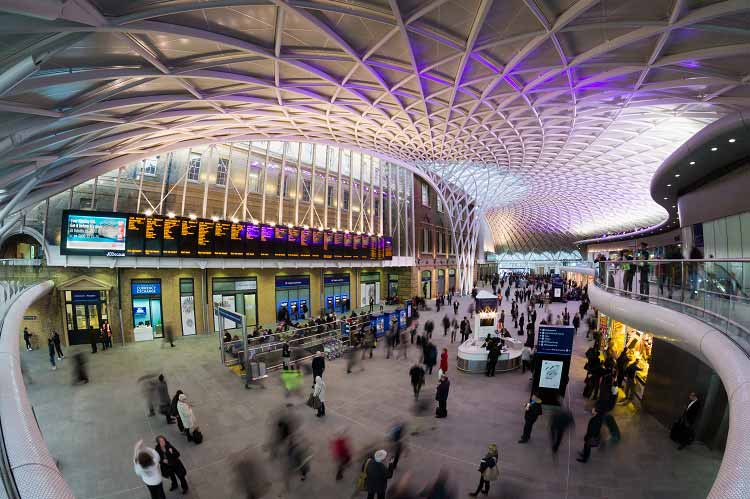 Kemps Architectural Lighting instaló luminarias LED personalizadas para la estación de King's Cross en Londres
