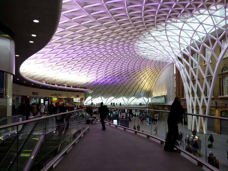 Kemps Architectural Lighting instaló luminarias LED personalizadas para la estación de King's Cross en Londres