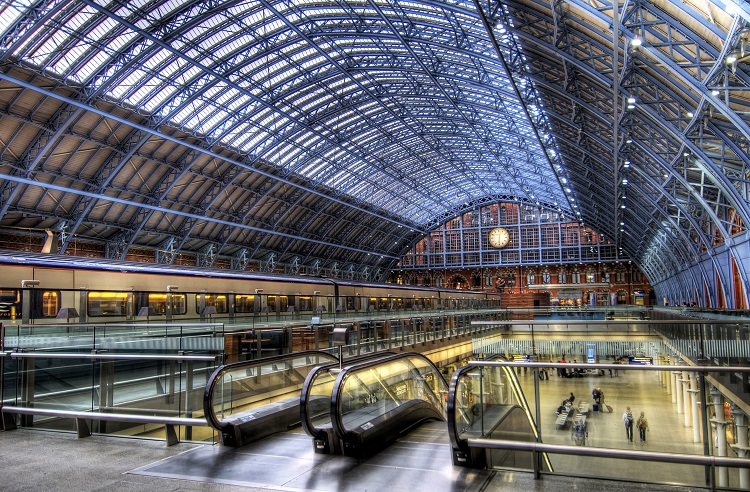 Kemps Architectural Lighting instaló luminarias LED personalizadas para la estación de King's Cross en Londres