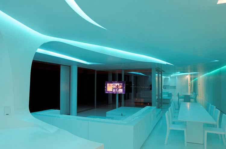 El diseño minimalista de este departamento cobra vida gracias a su iluminación LED