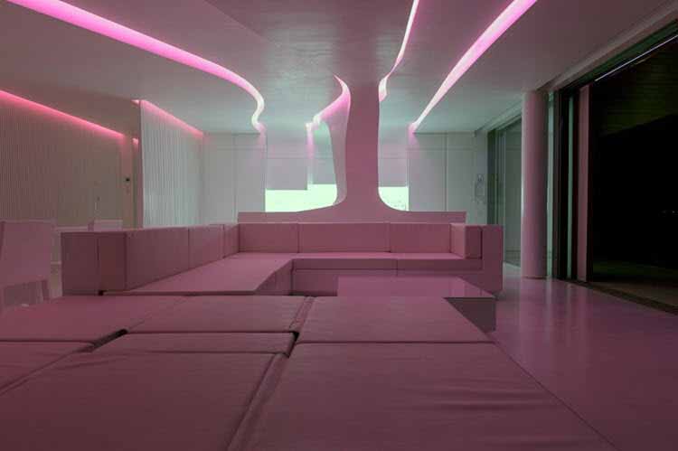 El diseño minimalista de este departamento cobra vida gracias a su iluminación LED