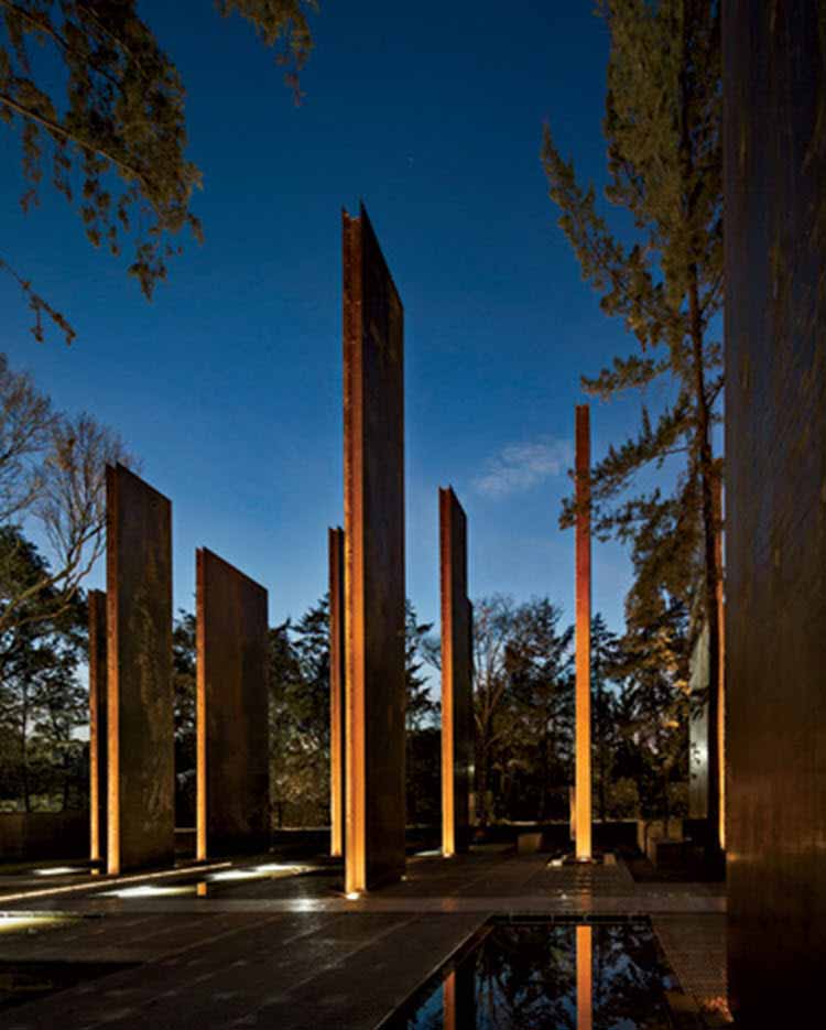 Un memorial en México recibe un efecto conmovedor gracias a su sistema de iluminación