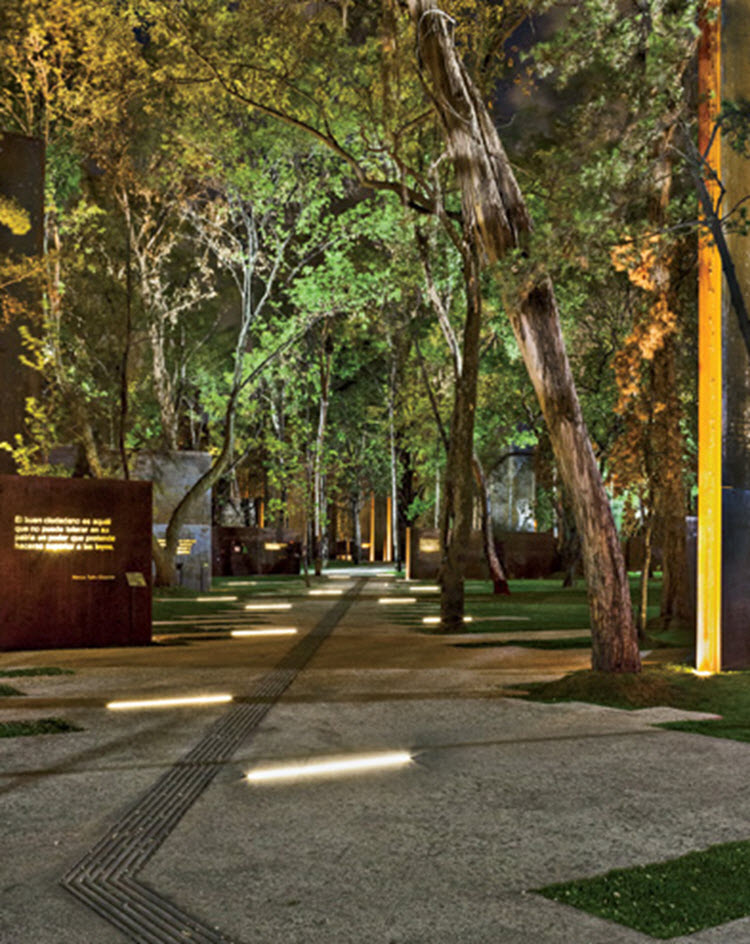 Un memorial en México recibe un efecto conmovedor gracias a su sistema de iluminación