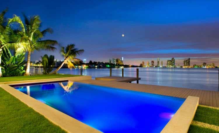 Una casa recientemente estrenada en Miami Beach se llena de luz