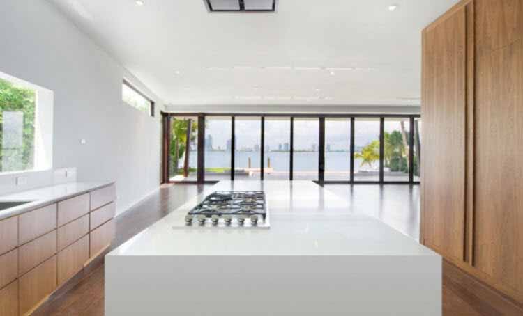 Una casa recientemente estrenada en Miami Beach se llena de luz