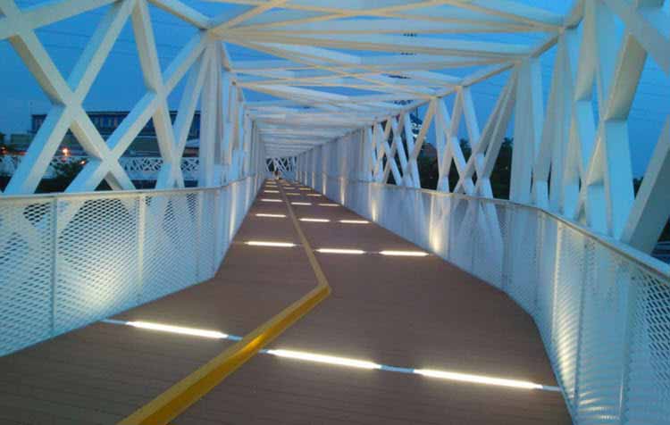 Un puente único en Milán para peatones y ciclistas