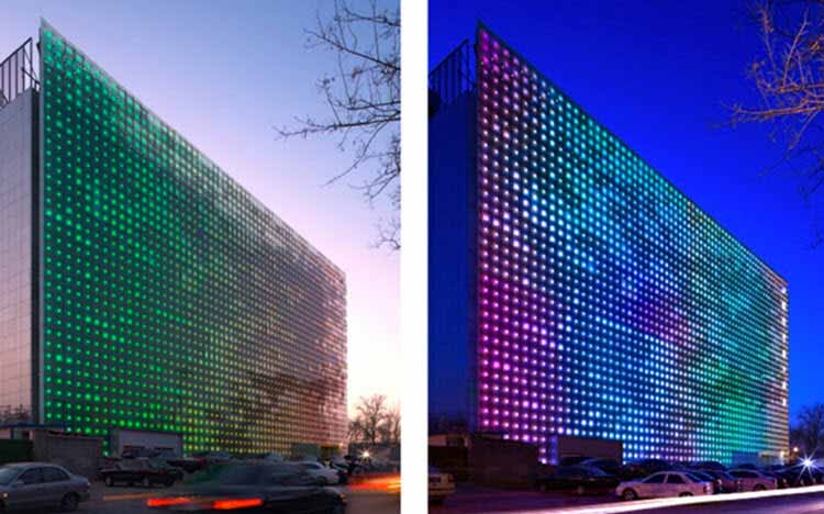 Un muro hecho de LEDs concientiza sobre la energía solar