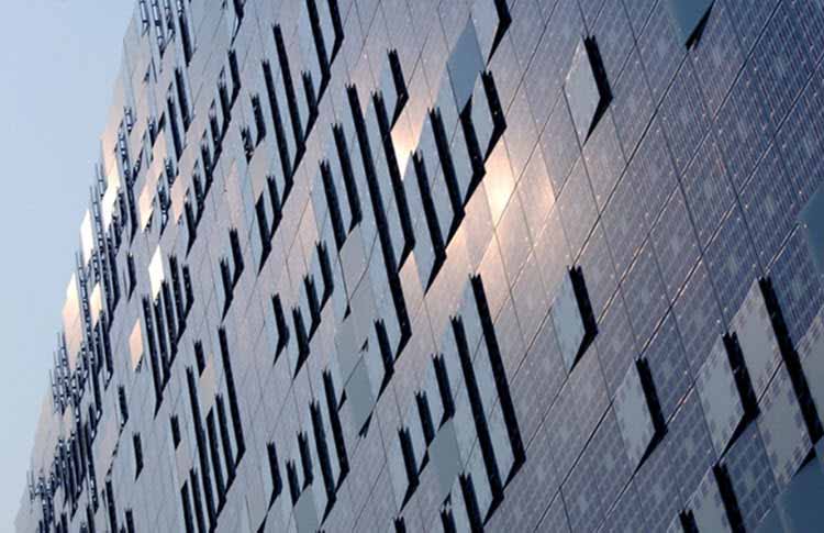 Un muro hecho de LEDs concientiza sobre la energía solar