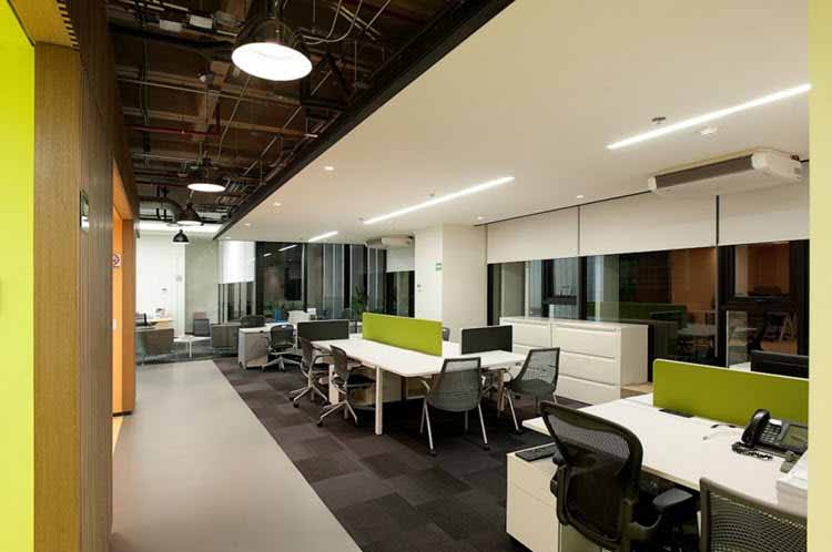 Una oficina moderna muestra su nuevo diseño e iluminación